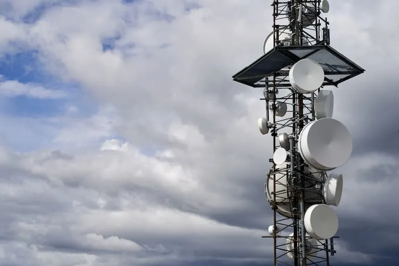Adaptive redundancy in 5G: duplication-like reliability without paying the full price